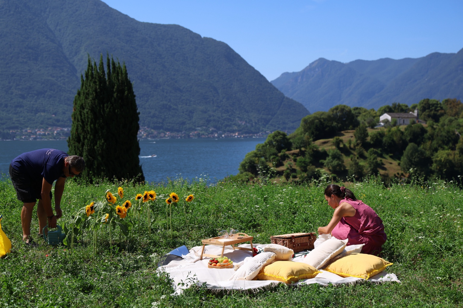 Preparativi di un set fotografico all'aperto davanti al lago