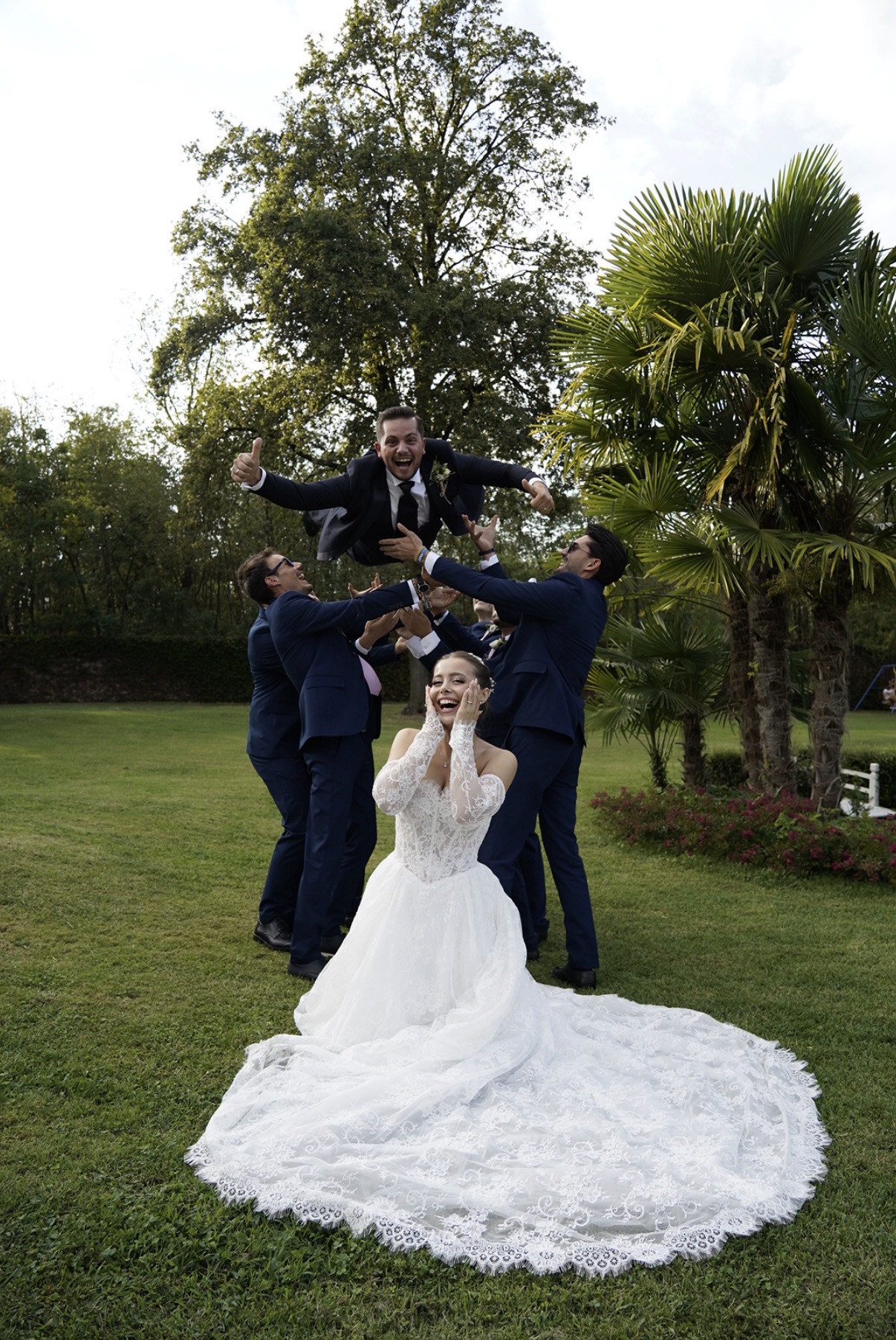 Fotografia di matrimonio: gli sposi e gli amici durante i festeggiamenti